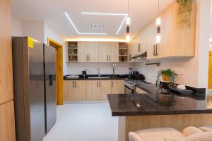 Modern 3BR! 9FL, King Bed! STI with Pool! Fast wifi!