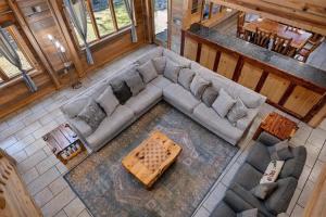 Blue Bass Lodge- Pine Getaway with Hot Tub & Fire