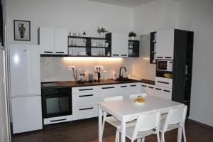 WITH LOVE Marienbad Ap Garden 2