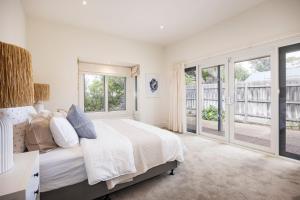 Maori in Rye walk to the beach and shops in minutes