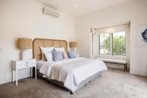 Maori in Rye walk to the beach and shops in minutes