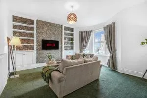 Central - Free Parking - 4-Bed Apartment - Great Billing