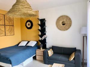 Grand studio terrasse climatisé central et calme