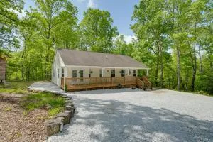 Screened Porch Forested Tamassee Escape! - Whetstone