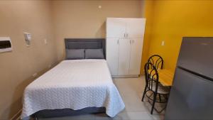 Habitación doble Baño privado frente al Hospital Militar solo efectivo guaranies