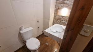 Habitación doble Baño privado frente al Hospital Militar solo efectivo guaranies