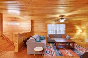 Cozy Freeland Retreat- Firepit Pool Table Hot Tub