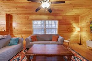 Cozy Freeland Retreat- Firepit Pool Table Hot Tub