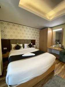 Hotel Premium Oliver - Near Prem Mandir- Fully AC with Inhouse Parking - Beswān