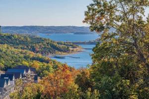 Cozy Table Rock Lake Home w Hot Tub & Game Room