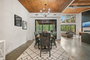 HGTV Cabin- 2 Private Acres -Patio Oasis Dogs OK