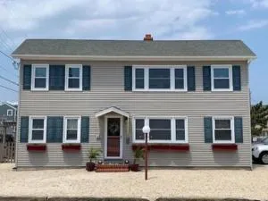 Wi-Fi, Deck, Outside Shower, Cable, Beach Badges, Private Yard,ocean - Brighton Beach