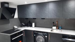 Stylish 3 bed 3 ensuites house with parking & garden