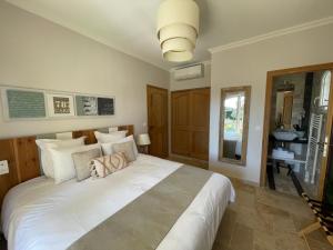 B&B / Chambres d'hotes Villa Taradis : Chambre Lit King-Size - Vue sur Jardin
