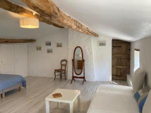 Maisons de vacances Gite avec piscine et grand jardin : photos des chambres