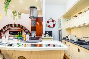 Central Luxury Yacht-Style Old Town