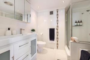 ABSOLUTE Riverfront 2br apt, Views from every room