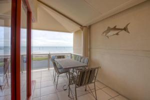 On The Beach - Glenelg, Sea Views - close to Cafes, Shopping