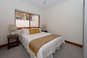 On The Beach - Glenelg, Sea Views - close to Cafes, Shopping
