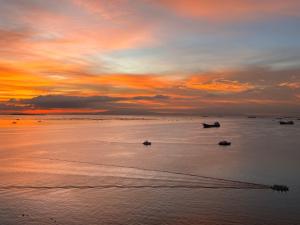 175 Sqm Luxurious Modern 3 Bedrooms Facing Manila Bay Sunset, Airports, Okada, Solaire, MOA