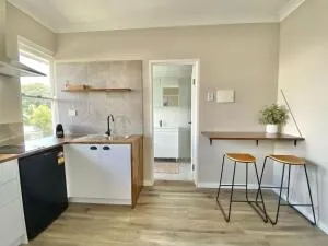 The Beach Side Micro Apartment With Free Parking - Blacksmiths