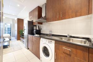 Lake View Studio near Marina with Pool, Balcony and Gym