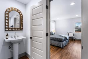 Large Suite Near Downtown Boerne By River