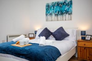 Tranquil 2BR City Apt - Fast WiFi & Minutes From Central Station!