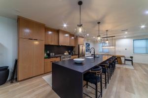 Spectacular New 4BR Townhome: Garage, Jacuzzi, BBQ - 3hvězdičkové hotely ve městě Mammoth Lakes