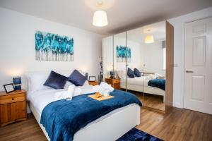 Tranquil 2BR City Apt - Fast WiFi & Minutes From Central Station!