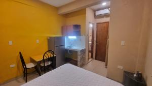 Habitación doble Baño privado frente al Hospital Militar solo efectivo guaranies