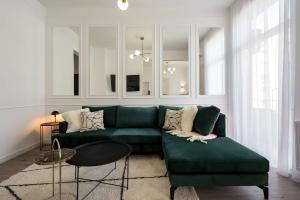 Elegant & Bright 2BR Condos - Steps from Old Town