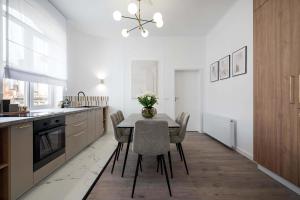 Elegant & Bright 2BR Condos - Steps from Old Town