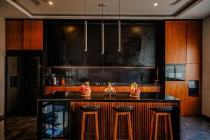 Villa MJ Modern Luxe 4BR with Big Pool & Rooftop