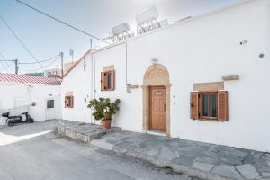 Amalias Traditional Home in Paradisi