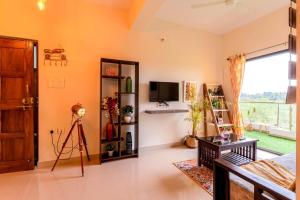 Mustard House 1BHK, Siolim by Lazy Daze Stays