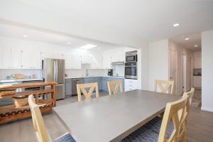 Cozy 3-bedroom house, ocean view, walk to beach!