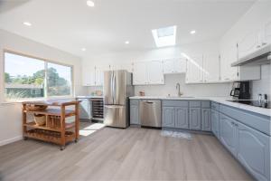 Cozy 3-bedroom house, ocean view, walk to beach!