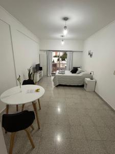 Amplio monoambiente en 7 y 34