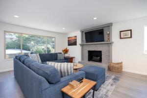 Cozy 3-bedroom house, ocean view, walk to beach!