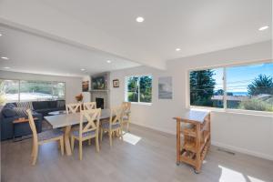 Cozy 3-bedroom house, ocean view, walk to beach!