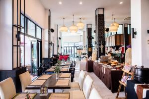 The Experience Walking Street Chiang Mai