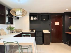 Artsy Central Loft 1BR, 24-7Concierge, Balcony