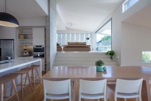 Coolum Bays Beach House - Luxury 5BR Retreat, sleeps 12, 4 Ensuites