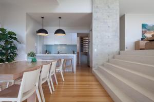 Coolum Bays Beach House - Luxury 5BR Retreat, sleeps 12, 4 Ensuites