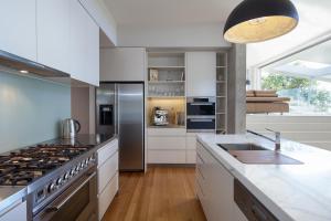 Coolum Bays Beach House - Luxury 5BR Retreat, sleeps 12, 4 Ensuites