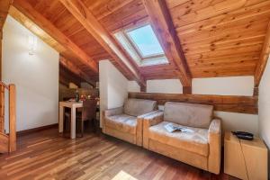 Appartamento Mansardato 5 con 1 Camera da Letto e Balcone