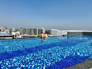 The Astra skyriver最受欢迎无边泳池公寓