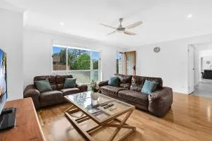 Tranquil 3-Bedroom Home in Heart of Parkwood - Nerang