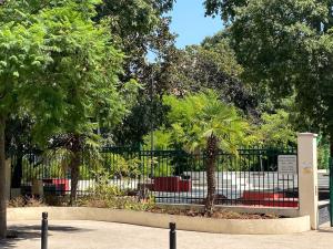 Chic Spacious 2BR few Steps from the City Center
